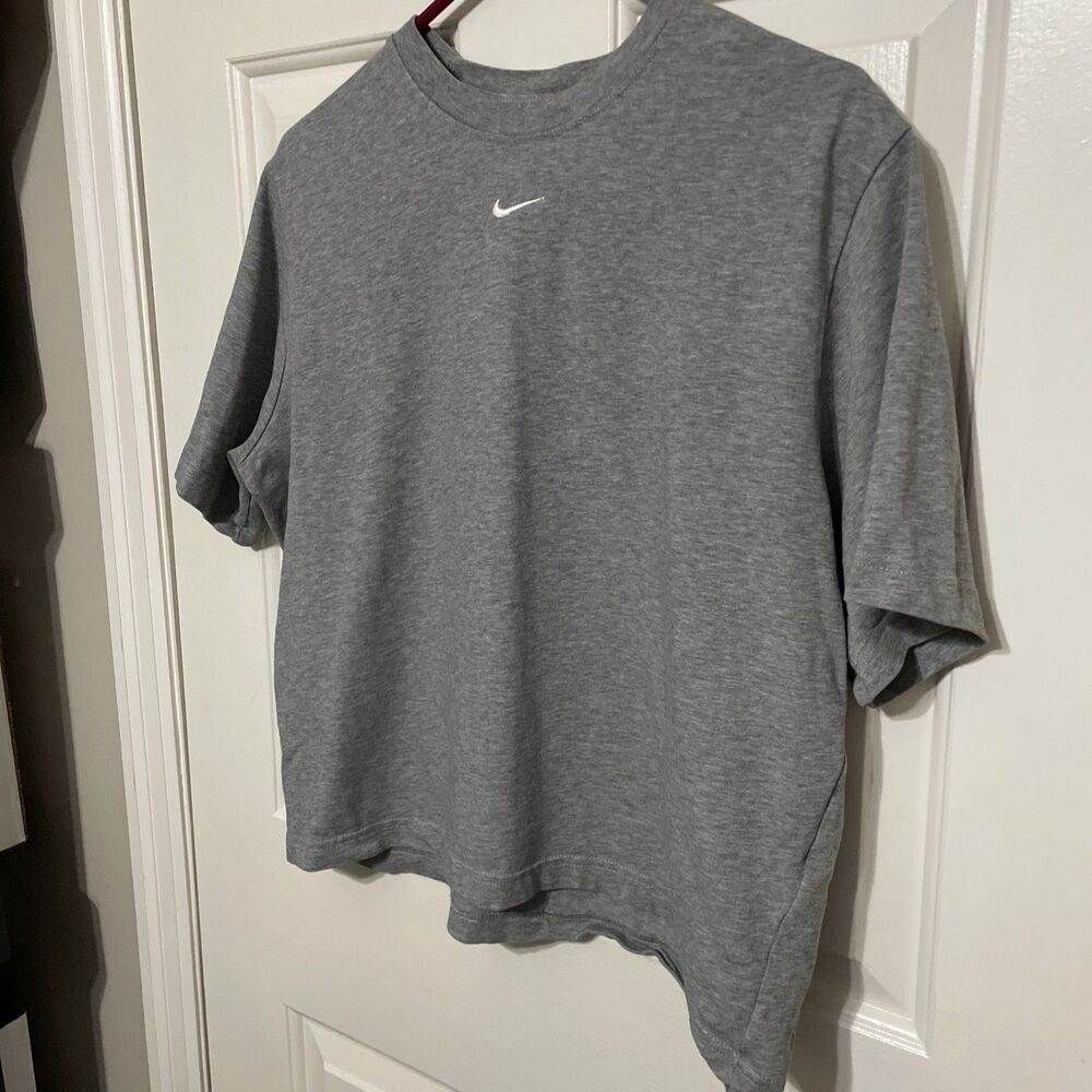 Nike Center Swoosh T Shirt Women's Medium Gray Loose Fit Cropped